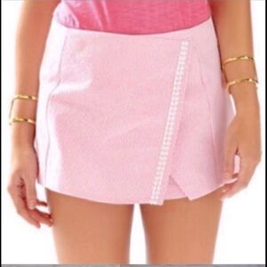 LILLY PULITZER IZZY SEERSUCKER ENVELOPE
SKORT-Size 2-EUC